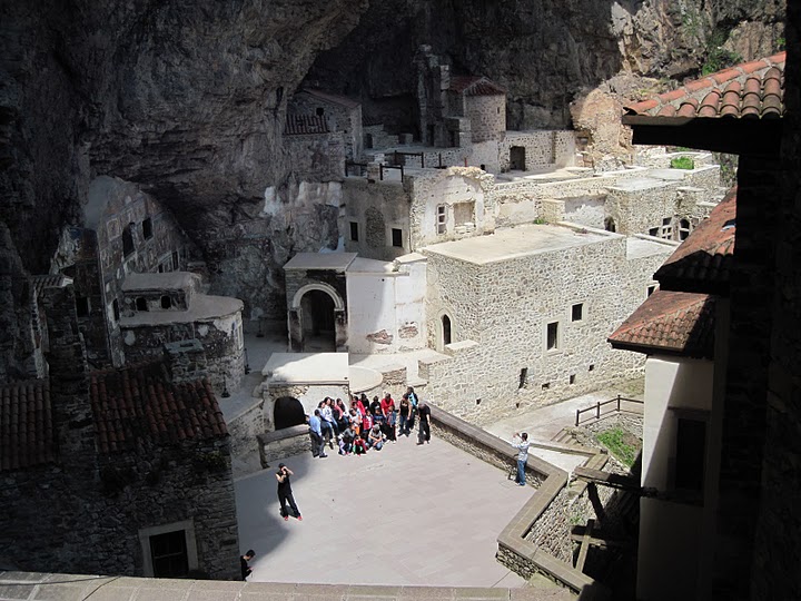 Simon Dávid hazaküldött felvétele a Trabzon közelében, sziklaszirtbe vájt Sümela-kolostorról
